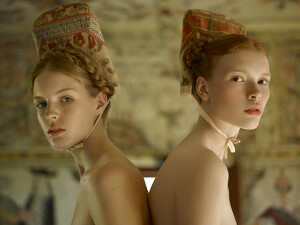 Peter Farago，匈牙利摄影师，他的瑞典妻子Ingela Klemetz Farago是一位造型师，他们一起合作完成了众多摄影作品，他们的官方网站：http://faragofarago.com/。他们的这组作品名为《Northern Women In Chanel》，出镜模特Julia Hafstrom及Linnea Regnander，“风格让人重回1920年代”。