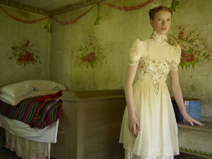 Peter Farago，匈牙利摄影师，他的瑞典妻子Ingela Klemetz Farago是一位造型师，他们一起合作完成了众多摄影作品，他们的官方网站：http://faragofarago.com/。他们的这组作品名为《Northern Women In Chanel》，出镜模特Julia Hafstrom及Linnea Regnander，“风格让人重回1920年代”。