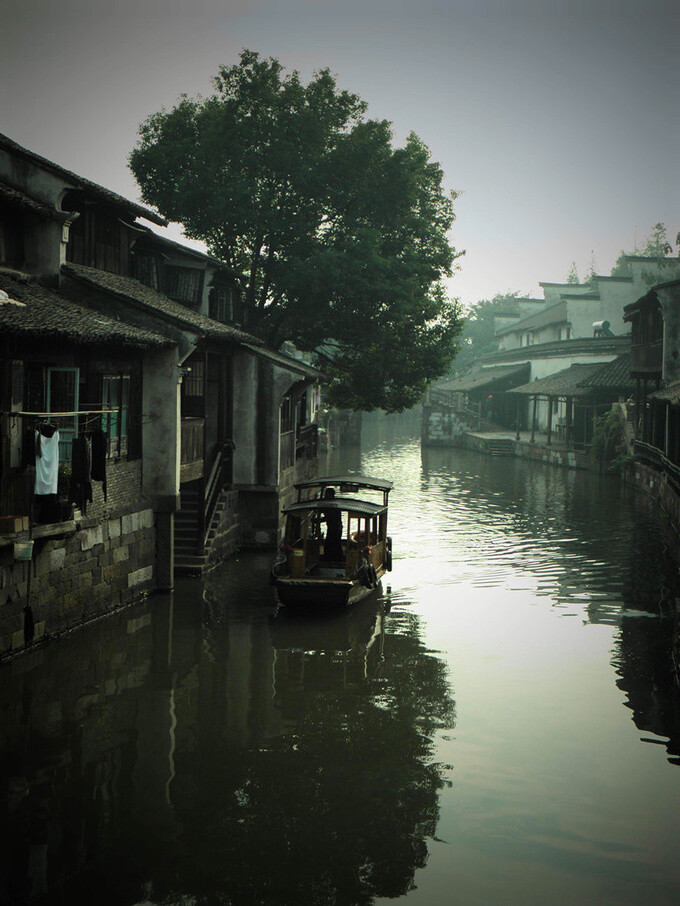 春水碧于天，畫船聽 雨眠。