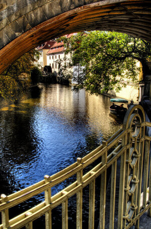 #旅行#鹿回头山顶公园位于三亚市，这里山岬角与海浪辉映,站在山上可俯瞰浩翰的大海，远眺起伏的山峦，三亚市全景尽收眼底，景色极为壮观。