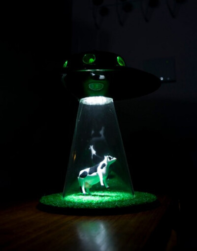 哇塞，这款台灯设计的也忒独特啦吧！好Q好可爱呀！还有“恐怖”的外星人在看你哦（分享自万椅网：http://www.w-yi.com/note/10148）
