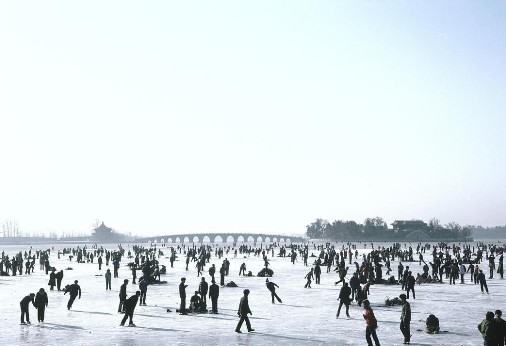 1984年，中国北京市的昆明湖内，当时盛行的滑冰活动