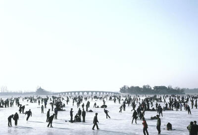 1984年，中国北京市的昆明湖内，当时盛行的滑冰活动