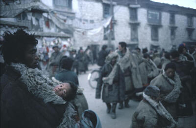 1981年，西藏自治区拉萨市，大街上一位父亲用厚羊毛大衣裹着自己的孩子