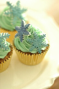 blue christmas cupcakes