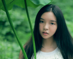 骄傲地轻扬起倔强的尖下巴，就是不要让想你的眼泪划落脸颊。