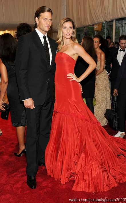 Costume Institute Gala(服装学院联欢晚会)-gisele bundchen with tom brady.好美.