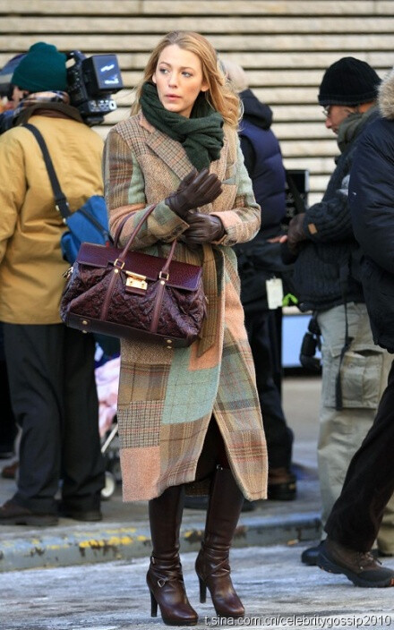 blake lively.&lt;&lt;gossip girl&gt;&gt;set.louis vuitton bag...