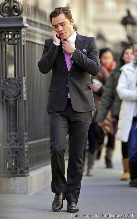 ed westwick.&lt;&lt;gossip girl&gt;&gt; set.