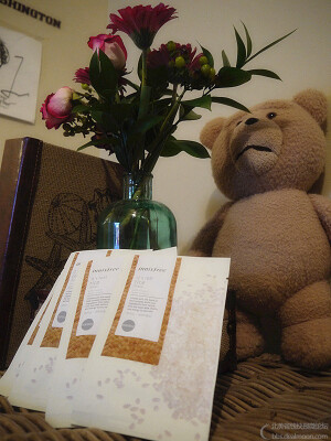 Innisfree 白米面膜價格：$1.5/片適用肌膚：所有肌膚精華量：多貼服度：很貼服心得：這款比同牌別的面膜都要貼服，敷著這個面膜跳江南style都不會掉！精華液挺多的，也濃稠，可是不會油膩，保濕度ok。它的主要作用改善暗黃膚色。效果不是立竿見影，可是用2-3次就能看到效果。另外它很溫和，即使每天用都沒負擔。在平價面膜中這款的表現十分出眾！物超所值！推薦指數：★★★★★購于:SASA.com