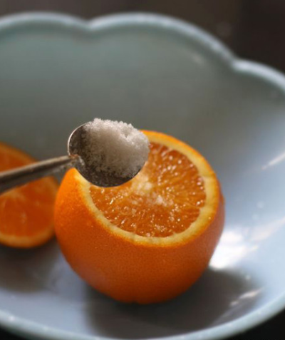 【盐蒸橙子】最好的止咳方法！！！！做法： 1、彻底洗净橙子，可在盐水中浸泡一会儿； 2、将橙子割去顶，就象橙盅那样的做法； 3、将少许盐均匀撒在橙肉上，用筷子戳几下，便于盐份渗入； 4、装在碗中，上锅蒸，水开…