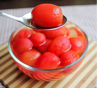 【水晶小番茄】做法：1.将小番茄根蒂去掉，用刀在小番茄表面划一道口子，煮的时候更容易去皮。2.煮一锅开水，将小番茄放进去煮。3.煮至小番茄切口的皮外翻，就可以捞出来了。锅中的水不要扔，待会还要用到。4.待番茄…