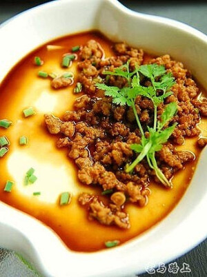 【肉沫豆腐蛋羹 】鸡蛋  豆腐  猪肉  食盐  酱油  姜  料酒  小葱  白胡椒粉  蒸鱼豉油  植物油   豆腐 切薄片，正反两面洒少许盐，腌10分钟味。另外一碗，抹薄油，放入豆腐片鸡蛋加少许盐打散，加入约等量的水搅匀，用筷子把蛋液表面的大泡拨掉，倒入装豆腐的碗中用锡纸包紧，入蒸锅，加盖，大火烧至水开后转中火蒸约18分钟，插入一根牙签，没有水出来就是熟透了，炒锅加少量油，五成热时下肉沫炒散，加姜片和葱白，炒出香味，加少量料酒，加酱油炒匀。肉沫炒好铺在蒸蛋上面，再浇适量蒸鱼生抽即可。【桑】