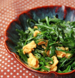 【韭菜炒鸡蛋】1.韭菜洗净后切段，鸡蛋在碗内打散后倒入料酒，搅拌均匀 。2. 锅热后注入油，倒入蛋液用筷子滑炒至散后盛出备用 。3. 锅内重新注入油，7成热时倒入韭菜大火翻炒，调入盐、糖、生抽，大火翻炒20秒后倒入鸡蛋，翻炒5秒即可 。