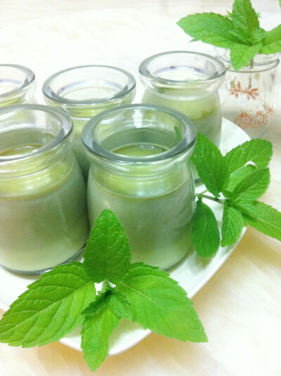 「抹茶布丁」1.把牛奶加热溶化糖,牛奶不用煮开,开始冒小烟就好2.