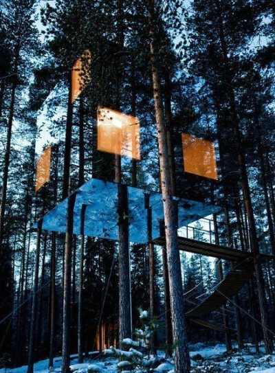 位于瑞典Harads一带的树屋旅馆。独特的树屋把外表面换成了镜面，营造出奇幻的隐身效果。
