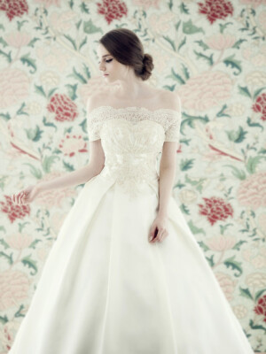 不是看一个人有多少，而是看一个人能给你多少；不是看一个人有多好，而是看他对你多好。找个对你好的，才是最重要的。唯美婚纱