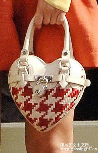 Moschino heart purse from the FallWinter 0708 handbag 这个包包是我的大爱啊~