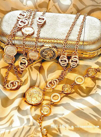 bvlgari Monete系列，玫瑰金珍珠贝母银币颈链 在每一枚复刻古币上，铸上希腊神话女妖水神的侧影，她戴可爱的头饰和漂亮的珠宝，造型别致。古城Siracusa向来便是以这肖像铸造钱币，由于优美精雅，公认为最美古币。 最…