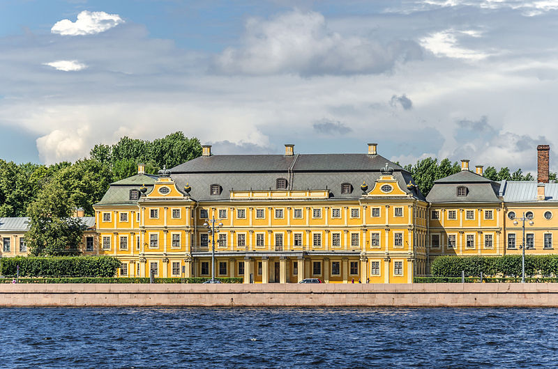 圣彼得堡位于俄罗斯西北部，波罗的海沿岸，是俄罗斯联邦直辖市。同时列宁格勒州的首府也设在此城市。是仅次于莫斯科的俄罗斯第二大城市。圣彼得堡位于芬兰湾的最入处。为大涅瓦河和小涅瓦河汇聚的三角洲地带，人工运河在市内纵横交错。圣彼得堡拥有200多座博物馆，其中有许多都设于历史建筑内。最大的博物馆是埃尔米塔日博物馆，为前皇家宫殿，拥有大量的艺术收藏。图为位于圣彼得堡的缅希科夫宫。
