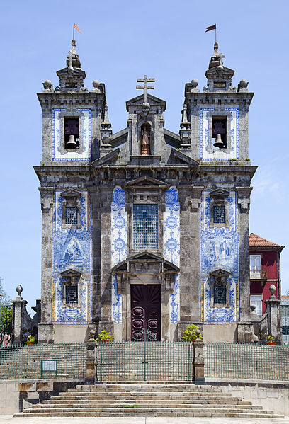 File:Iglesia de San Ildefonso, Oporto, Portugal, 2012-05-09, DD 01.JPG 波尔图是葡萄牙北部一个面向大西洋的港口城市，人口共有263,000人，是葡萄牙第二大城市、波图省省会及北部大区的行政中心。市内拥有葡萄牙国内著名的足球会波图与知名建筑波多音乐厅。葡萄牙的国名与波酒都源于这城市。其旧城区与周围产酒区是世界文化遗产。波图地处滨海平原，冬温夏凉，年降水量900毫米。土壤肥沃，附近为重要农业区，盛产葡萄、橄榄、柑橘。图为波尔图圣伊尔德丰索教堂。