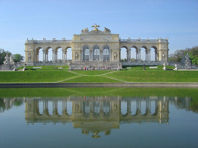 File:Schloss Schoenbrunn Gloriette DSC02028.JPG 美泉宫，奥地利哈布斯堡皇室的夏宫，又音译作“申布伦宫”，位于维也纳西南部。如今是维也纳最负盛名的旅游景点。1670年前后，马克西米利安皇帝狩猎至此，饮用此处…