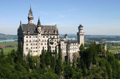 File:Castle Neuschwanstein.jpg新天鹅堡是喜欢幻想的巴伐利亚国王路德维希二世最后的宫邸。她位于距巴伐利亚州的菲森市4公里处。路德维希二世花费大笔经费建筑，尚未完工。据说是全世界被拍照最多的建筑，也是德国…