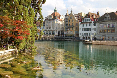 File:Luzern old part of town.JPG罗伊斯河是瑞士境内的主要河流之一，长度为158公里，集水区达3425平方公里。罗伊斯河发源于阿尔卑斯山区，流过圣哥达山口，于乌里州流入琉森湖直至在卢塞恩流出，然后与利马特河在…