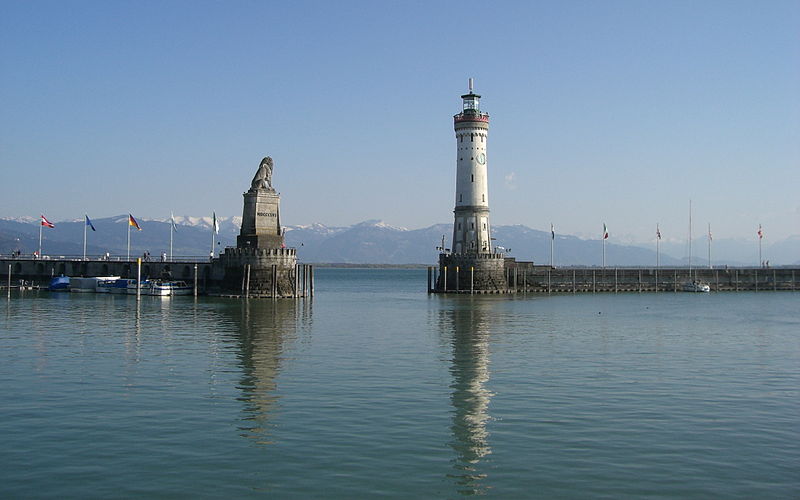 File:Lindau Lake Constance 002.jpg博登湖，也称康斯坦茨湖，是莱茵河上的一个淡水湖。位于北纬47度39分，东经9度19分，瑞士、奥地利和德国三国交界处，由三国共同管理，湖区景色优美，风景迷人。博登湖面积536平方公里，长约63公里，宽约14公里，平均深度为90米，最深处254米，是德语区最大的淡水湖，每年为当地450万居民提供1800万立方米饮用水。图为博登湖在德国巴伐利亚州城市林道的港口入口。