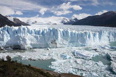 File:Perito Moreno Glacier Patagonia Argentina Luca Galuzzi 2005.JPG巴塔哥尼亚一般是指南美洲安地斯山以东，科罗拉多河以南的地区。主要位在阿根廷境内，小部分则属于智利。该地区的地形主要是一千米上下的高原…