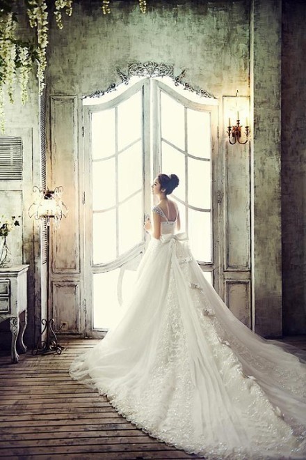 年轻的女子，总盼望遇见个温雅的男子，雨夜里他频频为她添香。年轻的男子，总希望有个良善的女子，清寒渐重的暮光中她悄悄为他添茶。最后，执手的，却总是那大咧咧为她添衣的男人，那骂咧咧为他添饭的女人。时间并不残忍，只是美与真之间若只能二选一的话，总是留下真。——《喃喃》