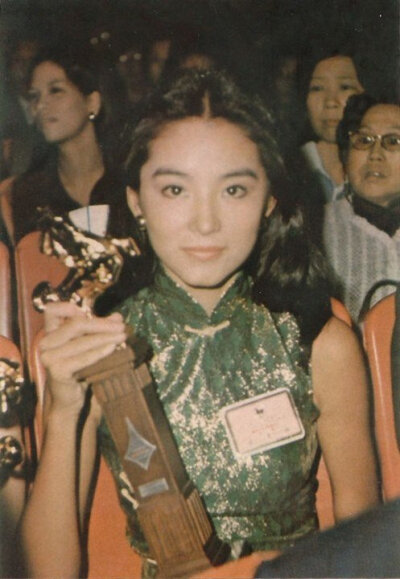 林青霞，1990年凭借《滚滚红尘》摘得第二十七届台湾电影金马奖最佳女主角。