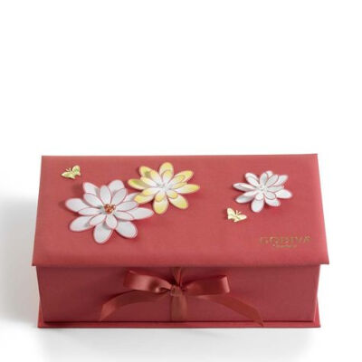 Spring Chocolate Keepsake BoxGodiva 巧克力起源于比利时布鲁塞尔，由巧克力大师Joseph Draps 一手创办，并以传说中尊贵的Godiva 夫人命名，至今已有超过83年的历史。