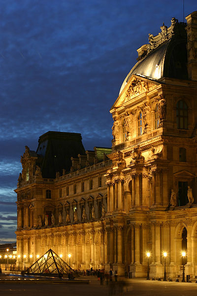 File:Le Louvre - Aile Richelieu.jpg卢浮宫位于法国巴黎市中心的塞纳河边，原是法国的王宫，现在是卢浮宫博物馆，拥有的艺术收藏达40万件，包括雕塑，绘画，美术工艺及古代东方，古代埃及和古希腊罗马等7个门类。卢…