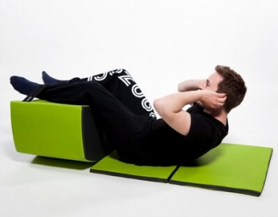 这款健身凳融合了以系列的健身需求于一身的组合家具，凳子有轻微的摇摆弧形，要坐在上面，就得保持平衡，这也是一种锻炼了。（分享自万椅网：http://www.w-yi.com/note/10832/m/3617）