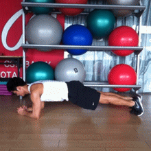 #Livin Fit -15# 【腹部核心训练：俯撑移腿】俯身，肘关节撑地，保持从头至脚后跟一条直线，收紧腹部。抬起左腿与地 面 平 行 ， 保 持 腿 的 高 度 不 变 向 右左侧 打 开 约 30 度 ， 再 还 原 至 平 行 .每侧10次。