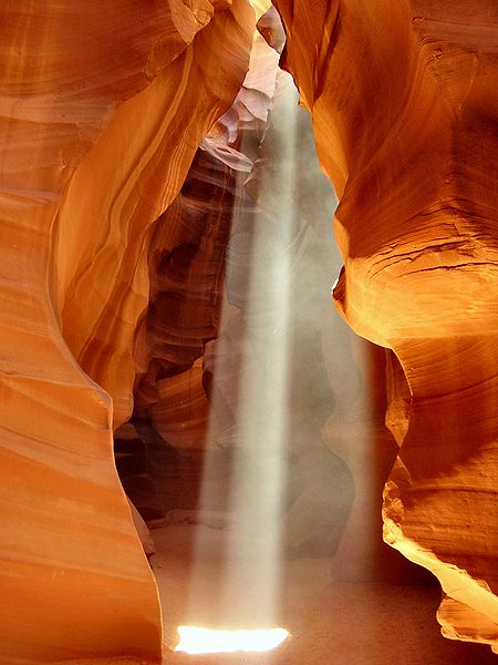 File:USA Antelope-Canyon.jpg羚羊峡谷，是世界上著名的狭缝型峡谷之一，也是知名的摄影景点。其位于美国亚利桑纳州北方，最靠近的城市为佩吉市，属于纳瓦荷原住民保护区。羚羊峡谷在地形上分为两个独立的部份，称为上羚羊峡谷与下羚羊峡谷。据纳瓦荷族的历史传述，该地过去是叉角羚羊栖息处，峡谷里也常有羚羊漫步，这也是此峡谷名为羚羊峡谷的由来。老一辈的纳瓦荷族曾将此地视为静思与大灵沟通的栖息地。图为羚羊峡谷美景。