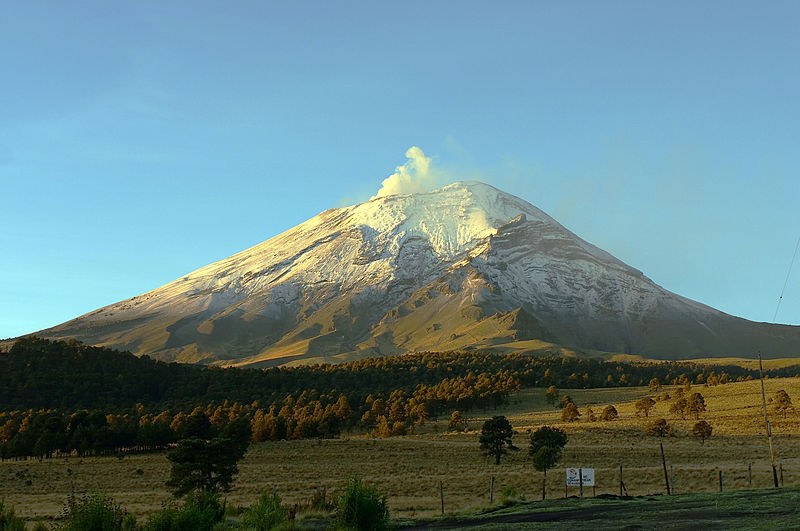 File:Mexico-Popocatepetl.jpg火山是地下深处的高温岩浆及其有关的气体、碎屑从地壳中喷出而形成的，具有特殊形态的地质结构。火山爆发是一种很严重的自然灾害，它常常伴有地震。火山可以分为死火山和活火山，一段时间内没有喷发的活火山叫做睡火山（休眠火山）。另外还有一种泥火山，它在科学上严格来说不属于火山，但是许多社会大众也把它看作是火山的一种类型。火山喷发会对人类造成危害，但是它也带来了许多好处。图为墨西哥普普卡特佩尔火山。