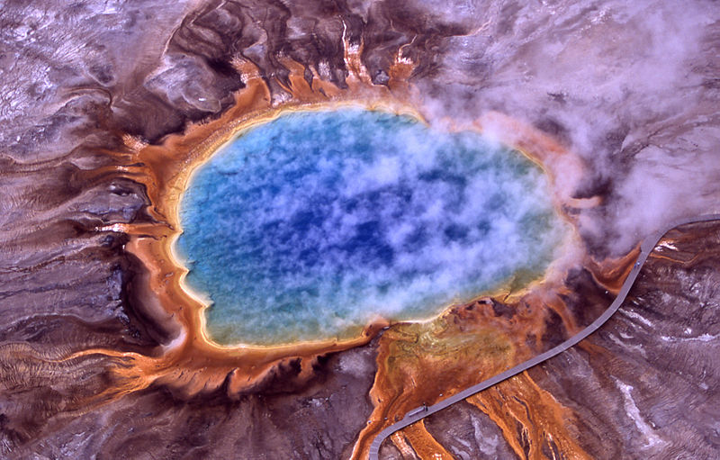 File:Grand prismatic spring.jpg黄石国家公园是世界第一座国家公园，成立于1872年。黄石公园位于美国中西部怀俄明州的西北角，并向西北方向延伸到爱达荷州和蒙大拿州，面积达7988平方公里。这片地区原本是印地安人的圣地，但因美国探险家路易斯与克拉克的发掘，而成为世界上最早的国家公园。在黄石公园广博的天然森林中有世界上最大的间歇泉集中地带，全球一半以上的间歇泉都在这里。它在1978年被列为世界自然遗产。图为从空中看黄石公园的大棱镜喷泉。