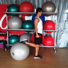 #Livin Fit -27# 【塑造腿部线条】右手持哑铃（可用矿泉水代替）。弯曲右膝，右脚搭在身后健身球上。 弯曲左膝，慢慢地下移重心，同时将球向后滚，直至左大腿几乎与地面平行。注意，过程始终颈部应该与脊柱成一条直…