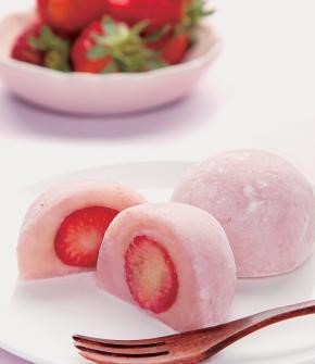 【草莓糯米团甜点】 做法：水和糯米粉搅拌均匀，放入微波炉加热3分钟，直至面糊透明光洁，在面团整体均匀的撒上淀粉、切成小块，每块面团用手摊开，包入草莓就可以喽~