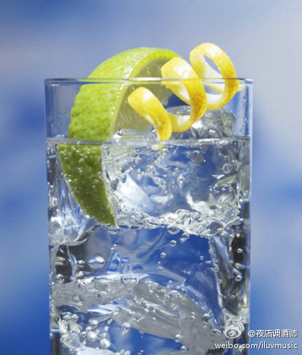 金马颈Horse’sNeck】它特指屈臣氏干姜水、柠檬皮共同组成的饮品微甜的口感加上柠檬皮的清香味道，很鲜美~材料：金酒1/4，干姜水3/4 螺旋状柠檬皮 制作：先将金酒倒入高杯中，再将柠檬皮垂直地放入高杯中，并将柠檬皮挂在杯口，加入冰块，干姜水注满~