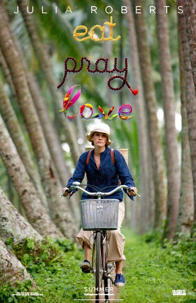 【美食、祈祷和恋爱 】Eat Pray Love (2010) 年轻干练的伊丽莎白·吉尔伯特（朱莉娅·罗伯茨 Julia Roberts 饰）是《纽约时报》的一名人气作家，她经常周游世界，撰写相关的旅游文章。她的生活同样令人欣羡，身为律师的丈夫史蒂芬（比利·克鲁德普 Billy Crudup 饰）帅气潇洒、气质不凡；饮食无忧、优哉安乐。然而伊丽莎白却渐渐感到空虚和恐慌，似乎着周遭的一切都不是她真正追求的。伊丽莎白决定走出变质的婚姻，寻找自我。在漫长的离婚拉锯战后，她踏上了周游世界的旅途，在美食、祈祷和恋爱中，认真地思考人生的种种……