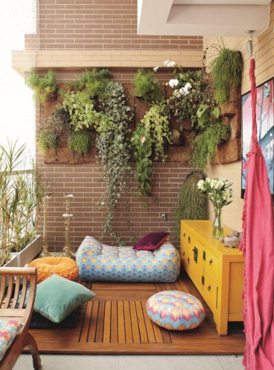 Balcony design (nice vertical garden!)