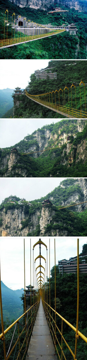 在九黄山上，有一座据说中国最险峻的情人桥。桥飞跨于两个峭壁之上，悬在空中超过300米，走在上面，想不心跳过速都难。北川西羌九黄山的情人桥。