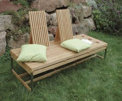 【DIY花园沙发】这花园沙发不但简约环保，外表漂亮，而且的相当实用。只要你是一个有天赋的人，懂得一个小技巧和拥有一些木材，自己就能够亲手制造出这样漂亮的花园沙发。把它放在的花园里，平日可以与家人朋友坐在…