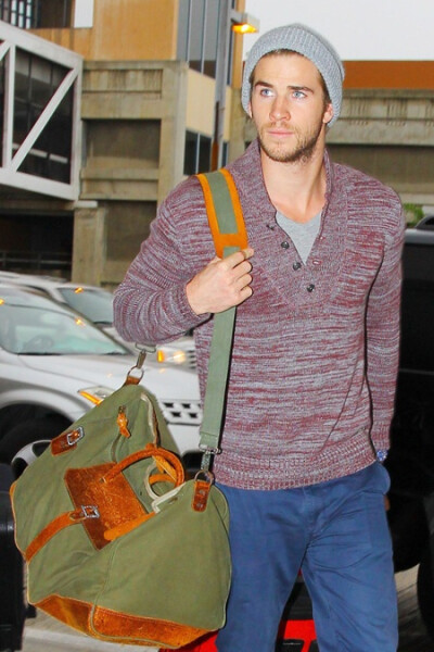 Liam Hemsworth at LAX. casual style Liam approved.