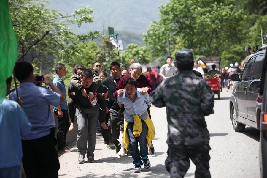 希望拍照的不要挡路。。。。4月20日，四川雅安地震重灾区芦山县龙门乡震后图片。