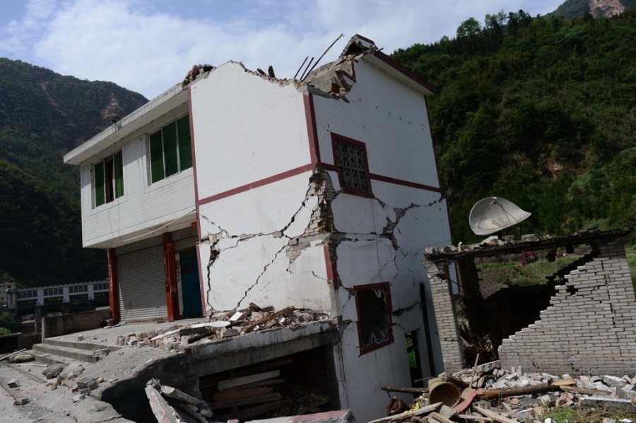 4月20日，宝盛乡居民房屋在地震中损毁严重