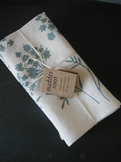 野胡萝卜花 (Queen Anne&#39;s lace) 是一种很多小花组合成的伞形花科植物，是一种在北美常见的夏季野花。它的英文名字来自于它的形状很像蕾丝。虽然它只是路旁小野花，很多饰品设计师还是很欣赏它，并且把这浪漫的…